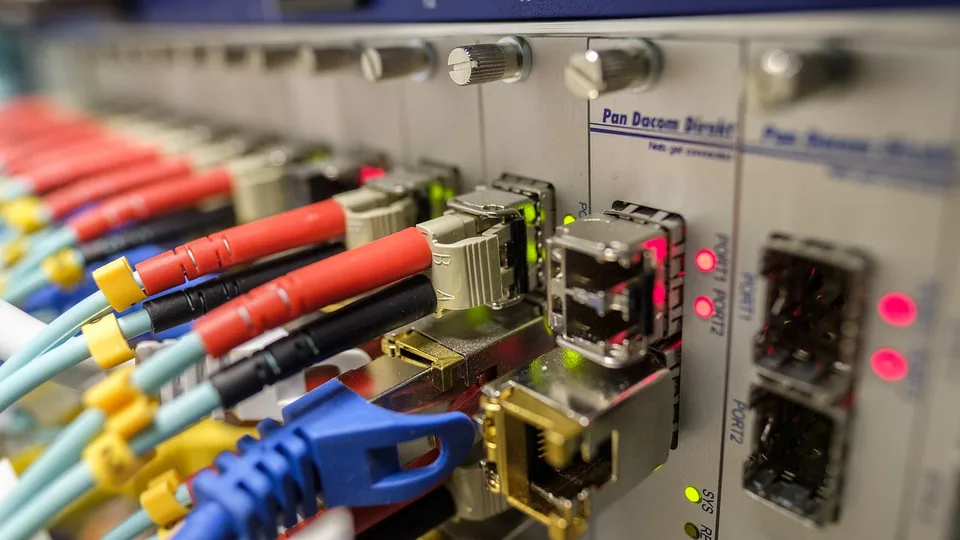 Färgade nätverkskablar inkopplade i en patchpanel
